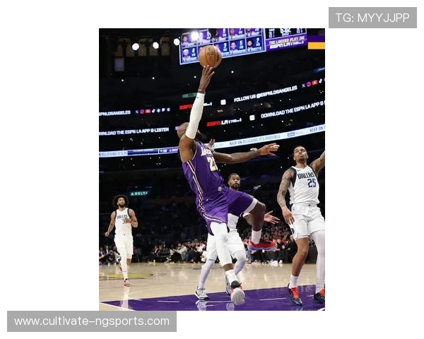 詹姆斯带领湖人重回胜利轨道,独行侠展现强劲攻势,NBA最新战况全面解析 詹姆斯带领湖人重回胜利轨道,独行侠展现强劲攻势,NBA最新战况全面解析