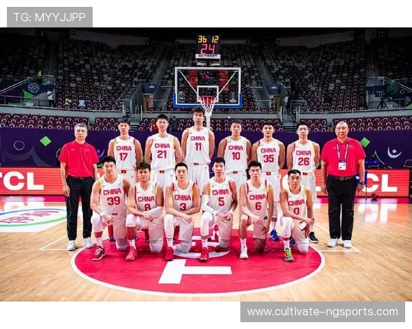 中国男篮激战亚洲杯决赛 展现团队精神与夺冠决心 中国男篮激战亚洲杯决赛 展现团队精神与夺冠决心