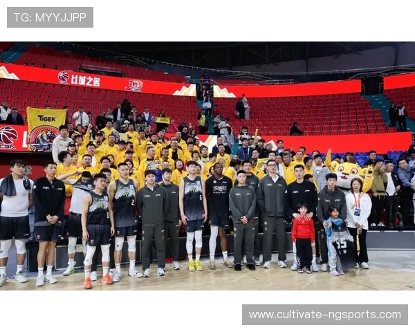 中国篮球联赛迎来新赛季,年轻球员表现引发球迷热议 中国篮球联赛迎来新赛季,年轻球员表现引发球迷热议